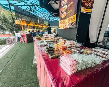 Seremban, Malezya - 22 Şubat 2024 Malezya yerel pastalarının çeşitliliği veya Ikhwan restoranında kahvaltı olarak satılan 