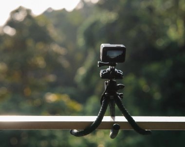 Metal çubuğa bağlanmış tripodun üzerindeki aksiyon kamerası hızlandırılmış videoyu yakalıyor..