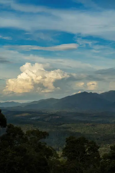 Malezya Daki Dağ Sırasının Üzerinde Güzel Bir Gün Doğumu — Stok fotoğraf