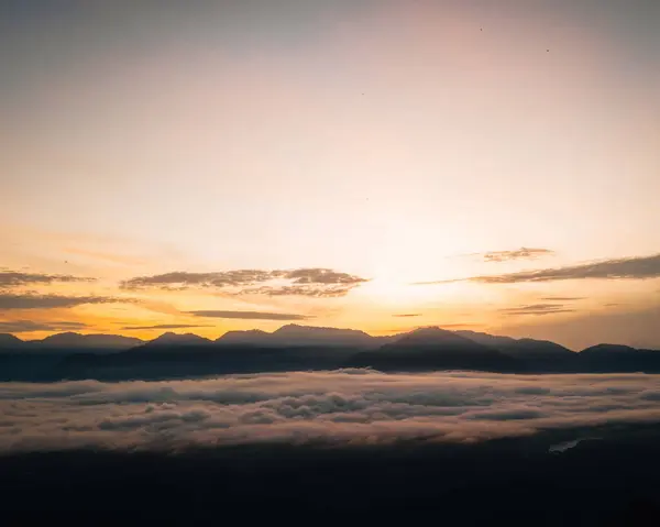 Golden Sunrise Titiwangsa Range Mountains Surrounded Sea Clouds Lenggong Perak Immagine Stock