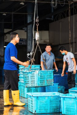 Sekinchan, Malezya - 6 Ekim 2022 Balıkçılar balıkları konteynırlara aktarıyor.