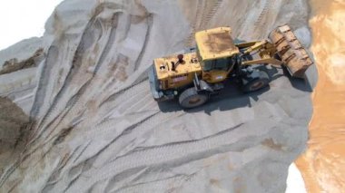 Kapar, Malezya - 10 Mayıs 2023 Taş dolum sırasında inşaat alanında çapa yükleyicisi ters.