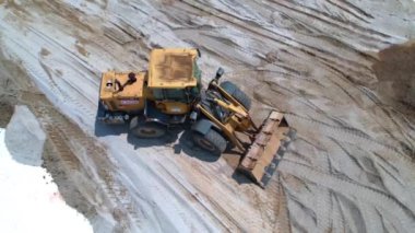 Kapar, Malezya - 10 Mayıs 2023 İnşaat alanında toprak boşaltan çöp kamyonunun dönüşümlü görüntüsü