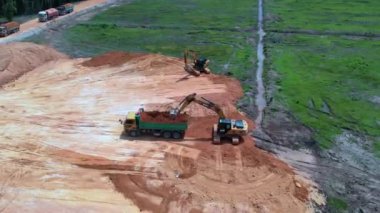 Kapar, Malezya - 10 Mayıs 2023 İnşaat alanında toprak boşaltan çöp kamyonunun dönüşümlü görüntüsü