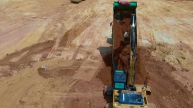 Kapar, Malezya - 10 Mayıs 2023 İnşaat alanında toprak boşaltan çöp kamyonunun dönüşümlü görüntüsü