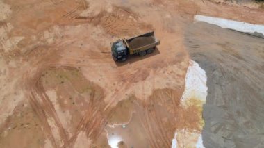 Kapar, Malezya - 10 Mayıs 2023 İnşaat alanında toprak boşaltan çöp kamyonunun dönüşümlü görüntüsü
