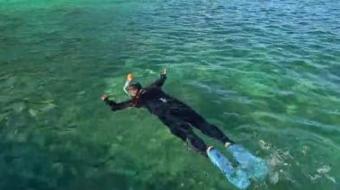 Pulau Perhentian, Malezya - 16 Mart 2023 Terengganu 'da bir adam tatilde ve sahilde şnorkelle yüzüyor. Dört Kişi