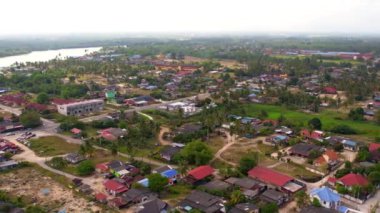 Malezya, Terengganu 'daki Besut kasabasının hava manzarası. Sola çevir