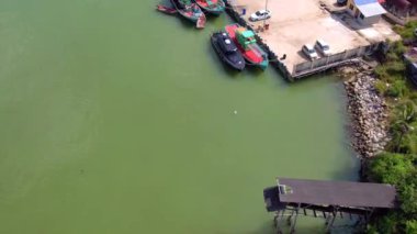 Terengganu, Malezya - 14 Mart 2023 - Besut 'taki balıkçı iskelesinin havadan görünüşü