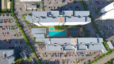 Malezya 'da arabalarla çevrili apartmandan dışarı zoom yap