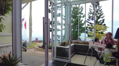 Kedah, Malezya, 7 Ağustos 2022. Görüş açısı Gunung Jerai Resort 'taki kafeden bahçeye kayıyor.