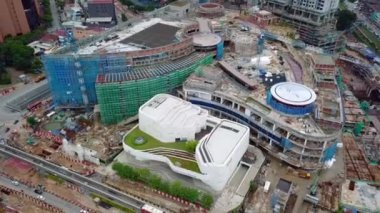 Kuala Lumpur, Malezya - 20 Haziran 2020 Bukit Bintang Şehir Merkezi ile Lalaport Alışveriş Merkezi 'nin devam eden inşaat sahasının yoğun yaşamı.