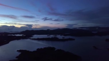 Terengganu, Malezya 'daki Kenyir Gölü' nün yakınlarında gün doğumunda soldan hava desteği.