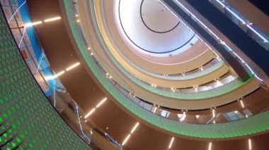 KUALA LUMPUR, MALAYSIA - Mart 3RD, 2022: Lalaport Bukit Bintang kentindeki merkez kortun düşük açılı görünümü  