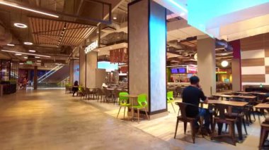 KUALA LUMPUR, MALAYSIA - Mart 3RD, 2022: Lalaport Bukit Bintang şehir merkezindeki POV Kafeteryası  