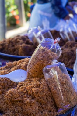 Kurutulmuş tavuk eti ipi ya da Abon Ayam ya da Malezya 'daki tezgahın plastik torbasında Serunding..