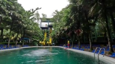 Penang, Malezya - 27 Kasım 2024 Escape Exscape tema parkında muzlu su sıçrayan genç çocuk