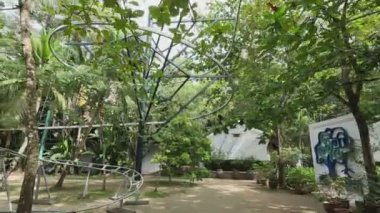 Penang, Malezya - 27 Kasım 2024 Exscape Tema Parkı 'nda hız trenine binen Ziyaretçi