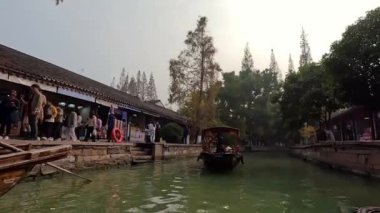 Şangay, Çin - 7 Aralık 2024 Klasik tekne Şangay Zhujiajiao Antik Kasabasında küçük nehir kentinde