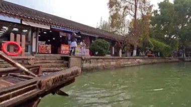 Şangay, Çin - 7 Aralık 2024 POV Şangay Zhujiajiao Antik Kenti küçük nehir teknesinden