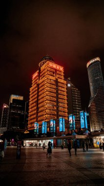 Şangay, Çin - 5 Aralık 2024 İnsanlar gece Lujiazui Finans Bölgesi boyunca yürür.