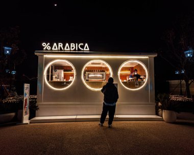 Şangay, Çin - 5 Aralık 2024 Arap kahvecisi gece aydınlandı.