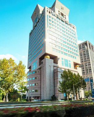 Şangay, Çin - 8 Aralık 2024 Hareket halindeki araçtaki binaların manzarası.