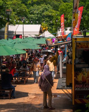 Putrajaya, Malezya - 19 Eylül 2024 MAHA gıda festivali alanında keşif yapan insanlar.