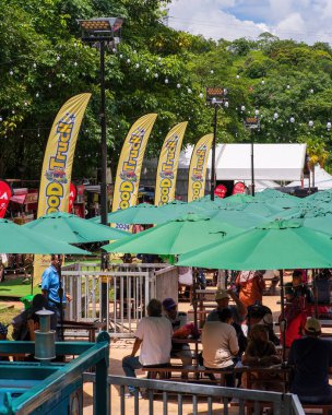 Putrajaya, Malezya - 19 Eylül 2024 Yemek Kamyonu Festivali 'nde keşif yapan insanlar