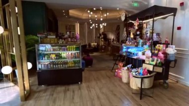 Şangay, Çin - 7 Aralık 2024 Mercure Otel girişinin yanındaki güzel otel lobileri.