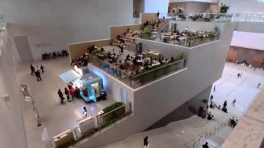 Şangay, Çin - 8 Aralık 2024 Alfresco Cafe ziyaretçilerle birlikte Şangay Müzesi 'ne doğru ilerliyor..