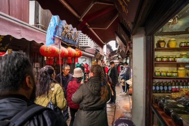 Şangay, Çin - 7 Aralık 2024 Zhujiajiao Eski Şehir dükkanlarını gezen yerel turist.