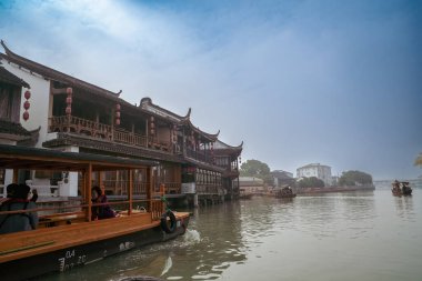 Şangay, Çin - 7 Aralık 2024 Zhujiajiao Eski Kasabası 'ndaki ünlü su kasabası.
