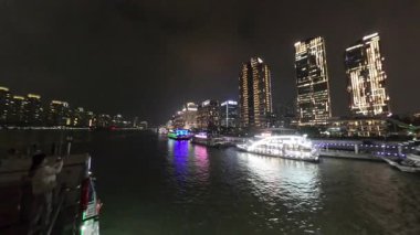 Şangay, Çin, 5 Aralık 2024. Huangpu Nehri 'ndeki bir gece gezisinin güvertesinden dönen manzara.