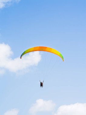 Bukit Bubus 'ta paragliding, Besut Terengganu. Bukit Bubus sahile yakın olduğu için ekstrem sporlarıyla ünlüdür..