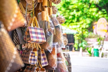 Bir dükkanda satılık doğal malzemelerden el yapımı el sanatları satan bir tezgah..