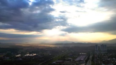 Sabah güneş doğarken Bangi, Malezya 'da bulutlarla hava zoom' u.