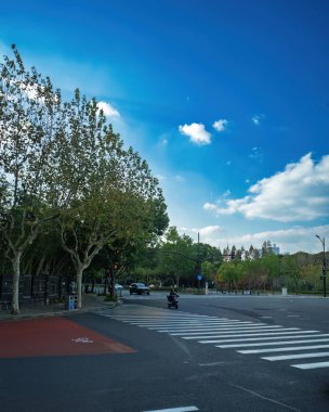 Şangay, Çin - 8 Aralık 2024 Şehrin yakınındaki banliyö kavşaklarına bir arabadan bak.