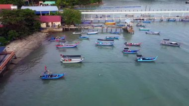 Teluk Bahang, Penang, Malezya 'daki iskeleye yakın balıkçı tekneleri