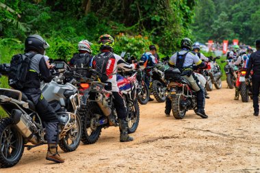 Pahang, Malezya - 24 Eylül 2022 Enduro motosikletçileri, yağmur ormanlarının yakınındaki antrenman sırasında başlangıç noktasında.