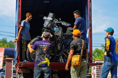 Pahang, Malezya - 24 Eylül 2022 Motokros motosikleti ve arka planda boşaltılan insanlar.