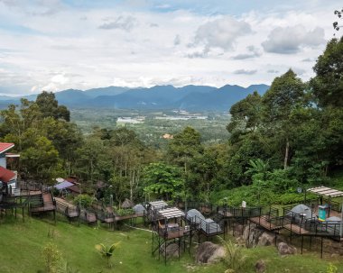 Perak, Malezya - 19 Ekim 2022: Gündoğumunda Lenggong 'daki Kuak Tepesi Resort' un havadan görünüşü.