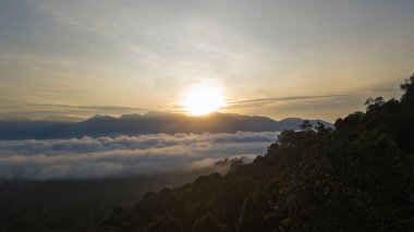 Lenggong, Perak 'taki Titiwangsa sıradağları üzerinde altın gün doğumu sırasında deniz bulutları.