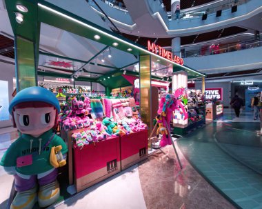 Şangay, Çin - 8 Aralık 2024 Alışveriş merkezinde renkli oyuncaklar, elbiseler ve aksesuarlar satan laboratuvar mağazam.