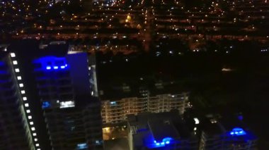 Malezya 'daki aydınlık bir banliyö mahallesinin insansız hava aracı görüntüsü