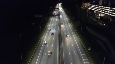 Bangi, Malezya - 30 Kasım 2019 Malezya 'da gece vakti otoyolun önü