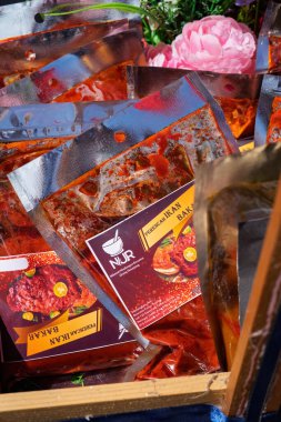Kelantan, Malezya - 8 Mart 2024 Öğütülmüş acı biber paketleri veya Nur markalı cili kaplama, yemek pişirmek için bir bileşen.