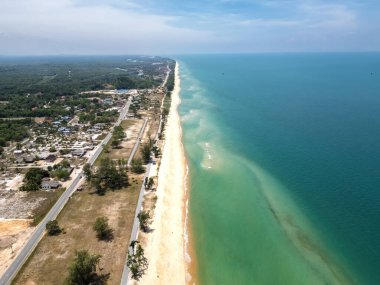 Malezya, Terengganu 'daki turkuaz plajın insansız hava aracı görüntüsü.