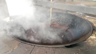 Geleneksel dev tavada kavrulmuş kahve yapmak.