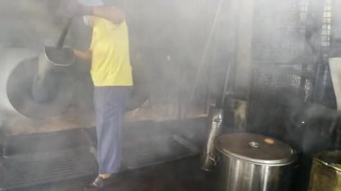 Perak, Malezya - 25 Ocak 2019 Taiping 'deki Antong Kahve Fabrikası' nda kızarmış kahve soğutma işlemi